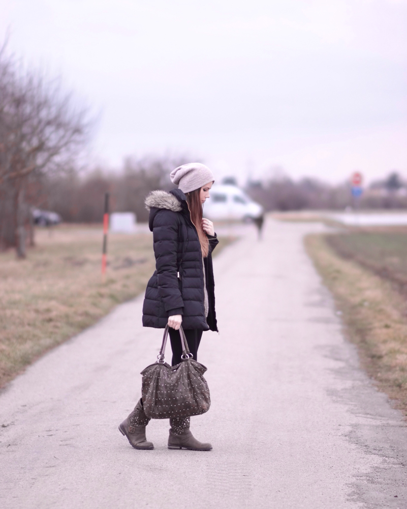 TheRubinRose-München Modeblog-Oversized-übergroßer-Pullover-Sweater-taupe-braun-Winter-Mantel-Jacke-gefüttert-Buffalo-Boots-Stiefel-Nieten