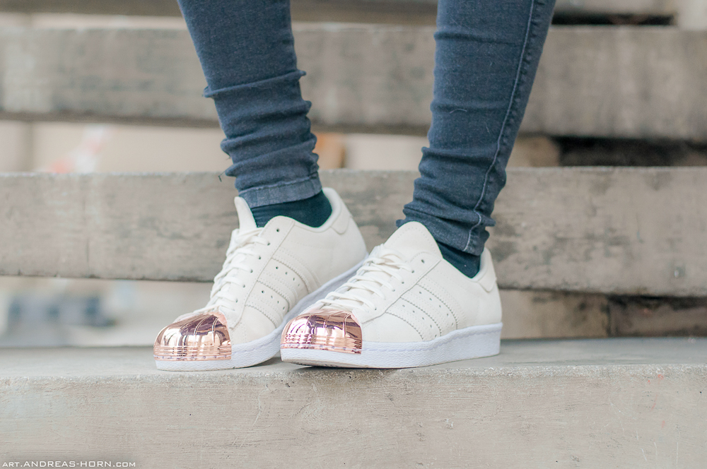TheRubinRose-Adidas Superstar rosegold-Fashionblog München-Modeblog München-München-Munich-Deutschland-Germany-Fraas-Poncho-beiger Poncho-Adidas Superstar-rosé Kappe-Stylelounge-Outfit-Look