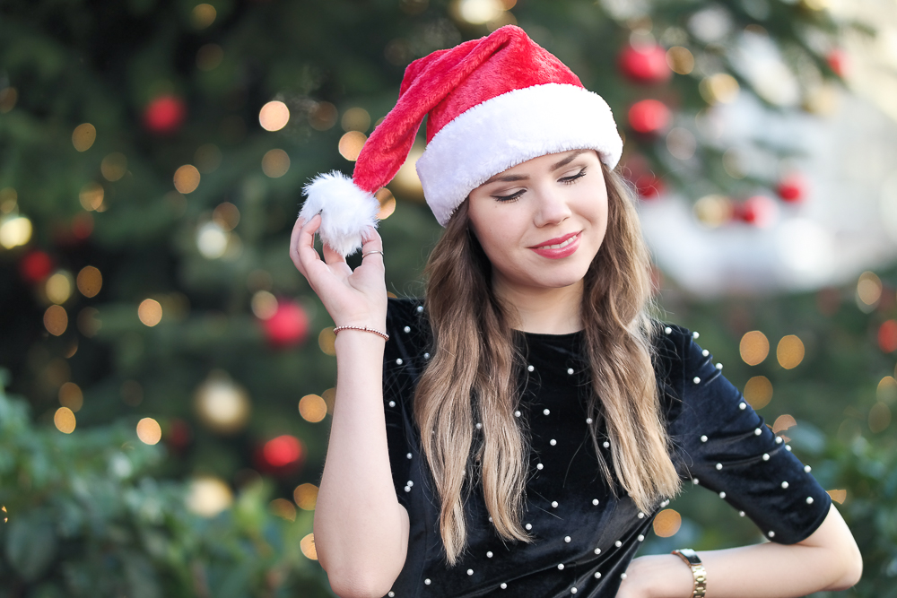 weihnachtslook-weihnachten-schwarzes-samt-kleid-mit-perlen-rote-Nikolaus-Mütze-roter-Lippenstift