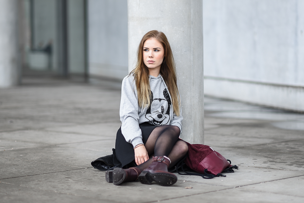 Mickey Mouse Sweater-Wunschleder-dunkelroter Turnbeutel-Giveaway-Streetstyle Look-Outfit