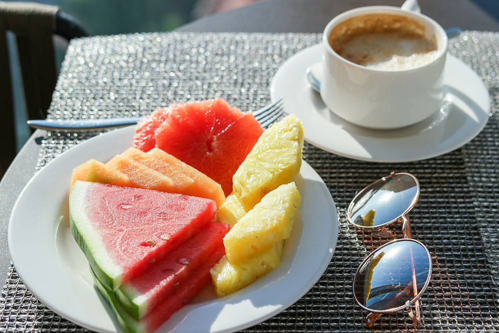 Frühstück-Fruitsalad-Früchte-Obst-Melone-Ananas-Grapefruit-Kaffee
