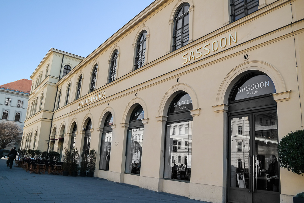 Vidal-Sassoon-Salon-München-Odeonsplatz-Friseur-Eingangstür-Außenbereich