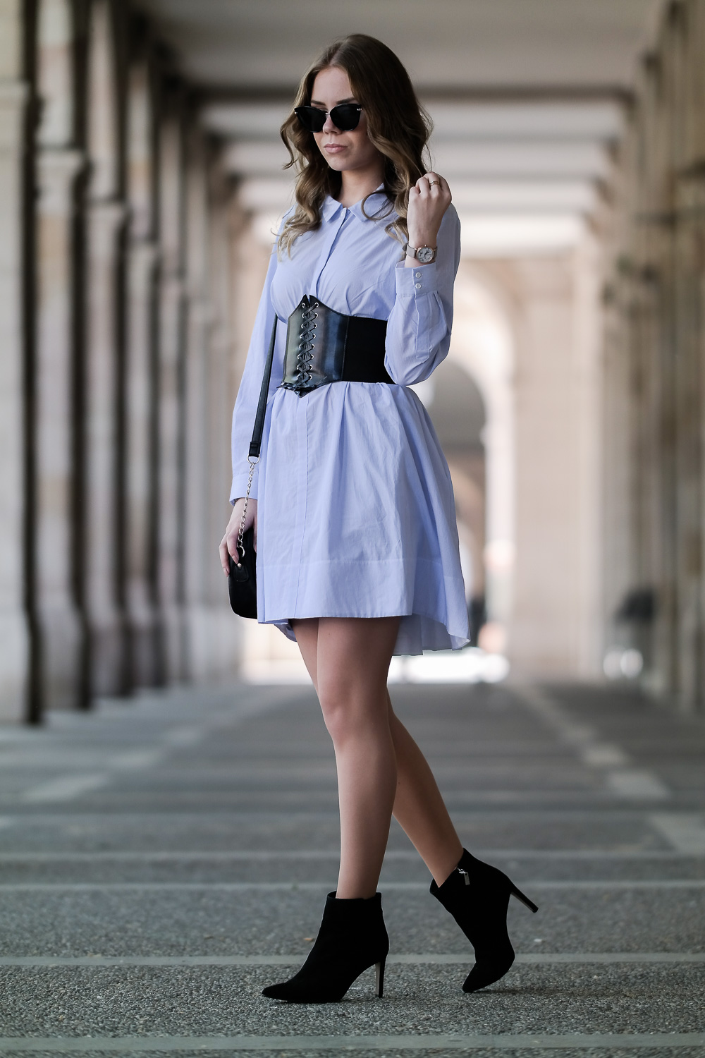 Mode Blog München-Barcelona Outfit-Korsage-schwarz-oversize-Kleid-Sonnenbrille-Stiefeletten