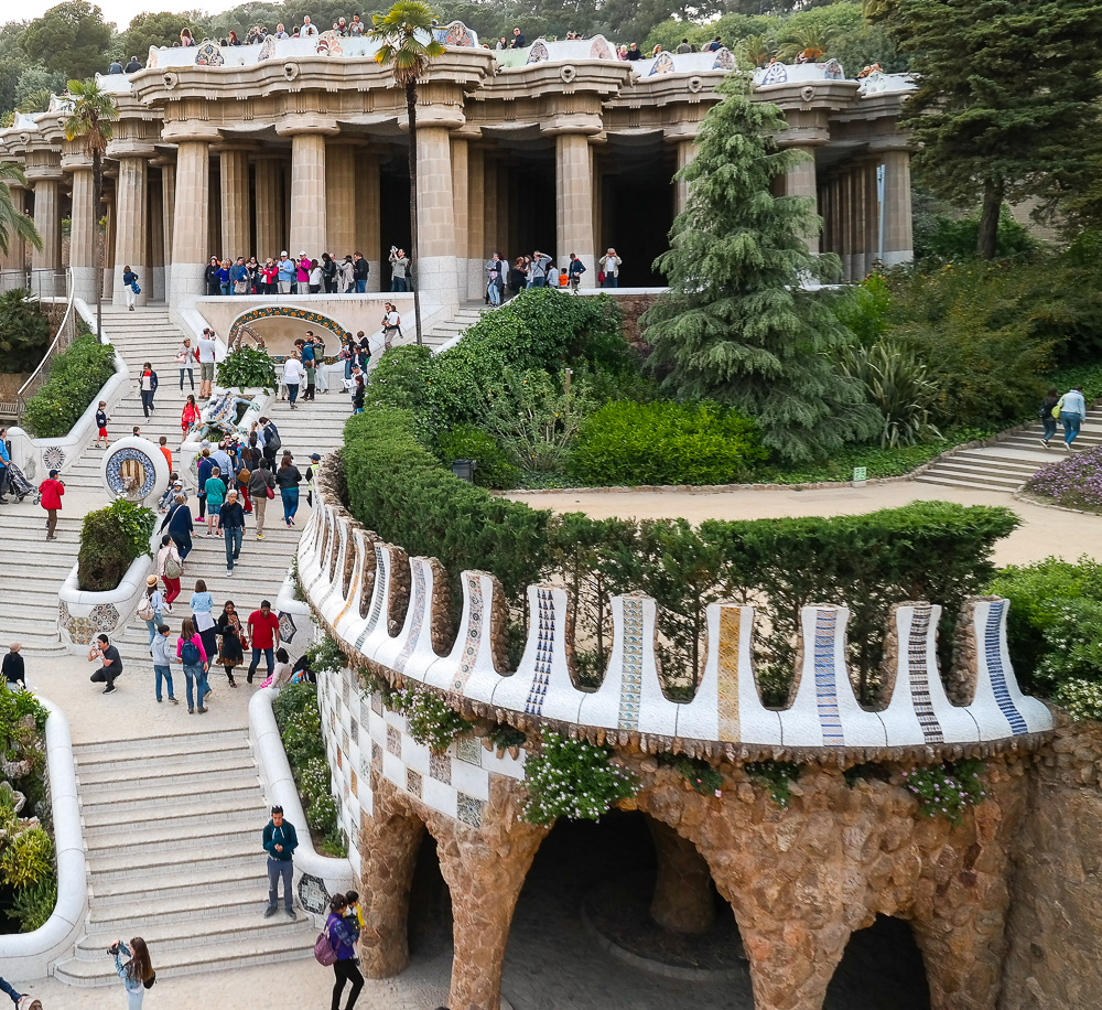 Park-Güell-Antoni-Gaudi-Säulen-Mosaik-Architektur