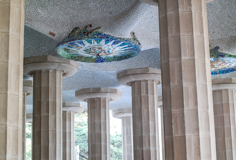 Park-Güell-Mosaik-Decke-Kunst-Säulen