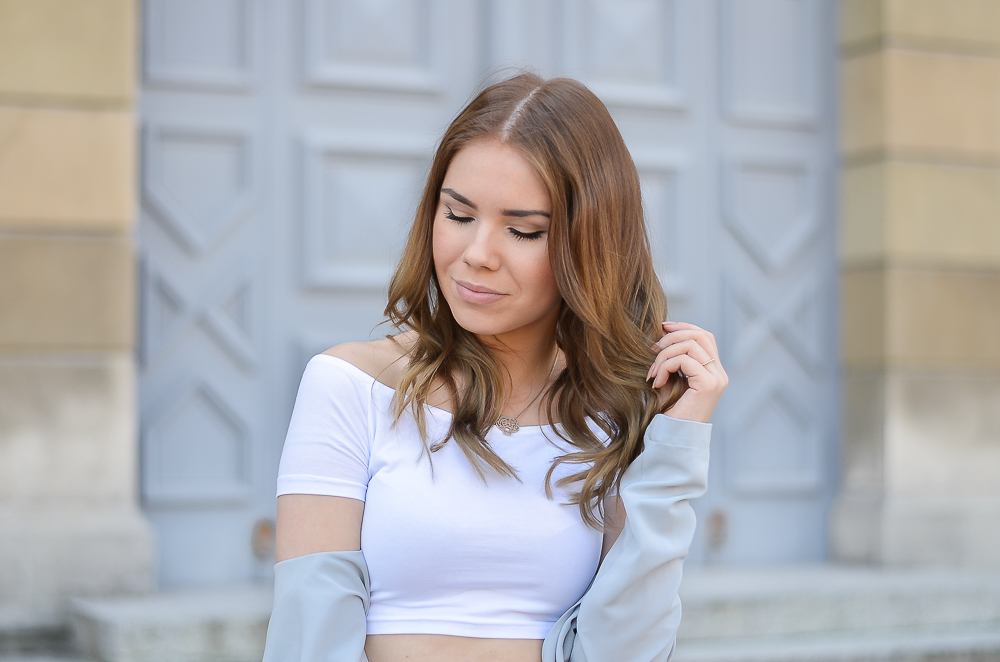 Styleblogger München-Portrait - Fashion Blogger TheRubinRose trägt ein weißes Crop Top