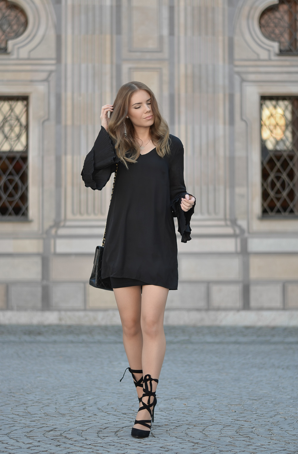 Fashion-Schwarzes Sommerkleid mit Plisset Ärmeln-Chanel Tasche-geschnürte Pumps