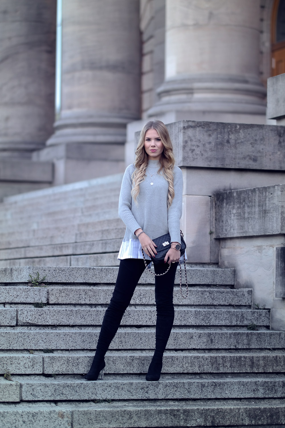 Fashionblogger-Großer Pullover mit Hemd und Schleifen-Overknee Stiefel-Leggings-Tasche-Ketten