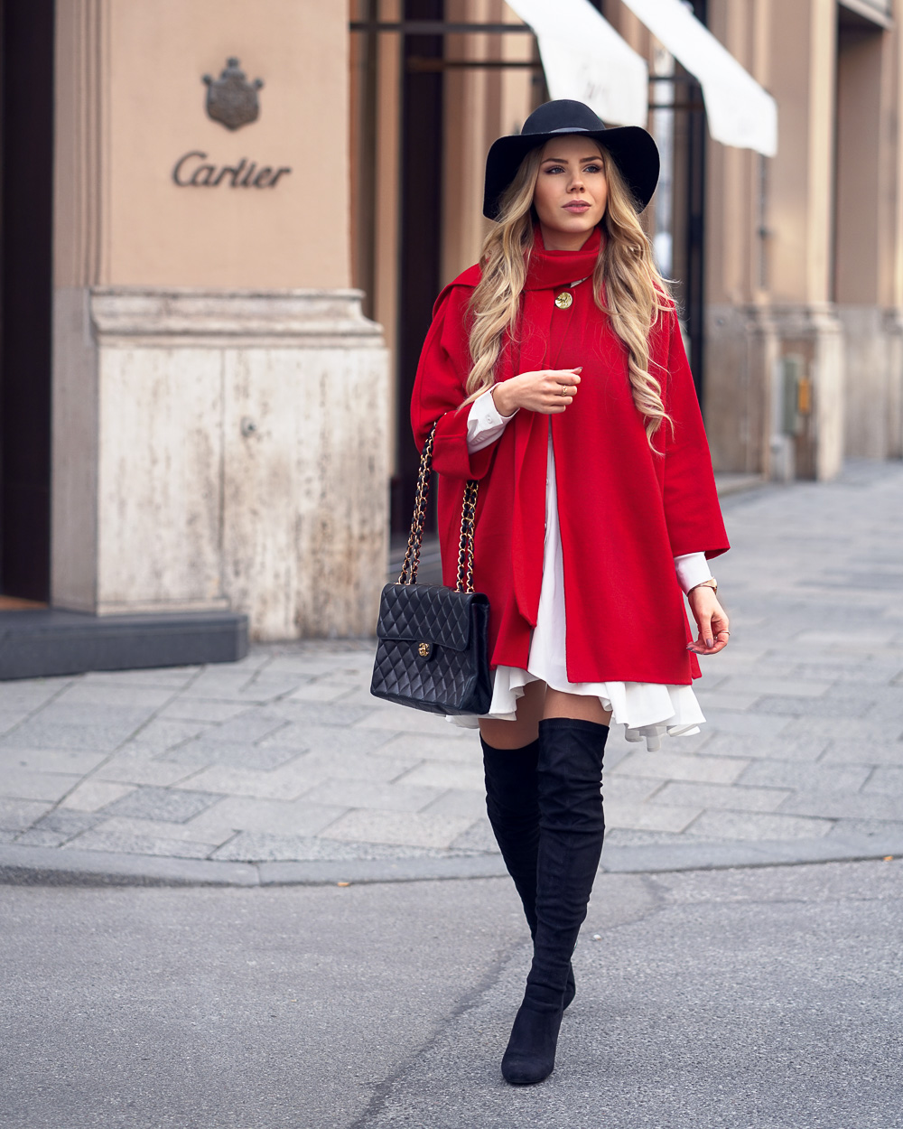 Berliner Fashion Week-zweiter Look-roter Poncho-schwarzer Schlapphut-Overknees-Chanel Bag-weißes Blusenkleid