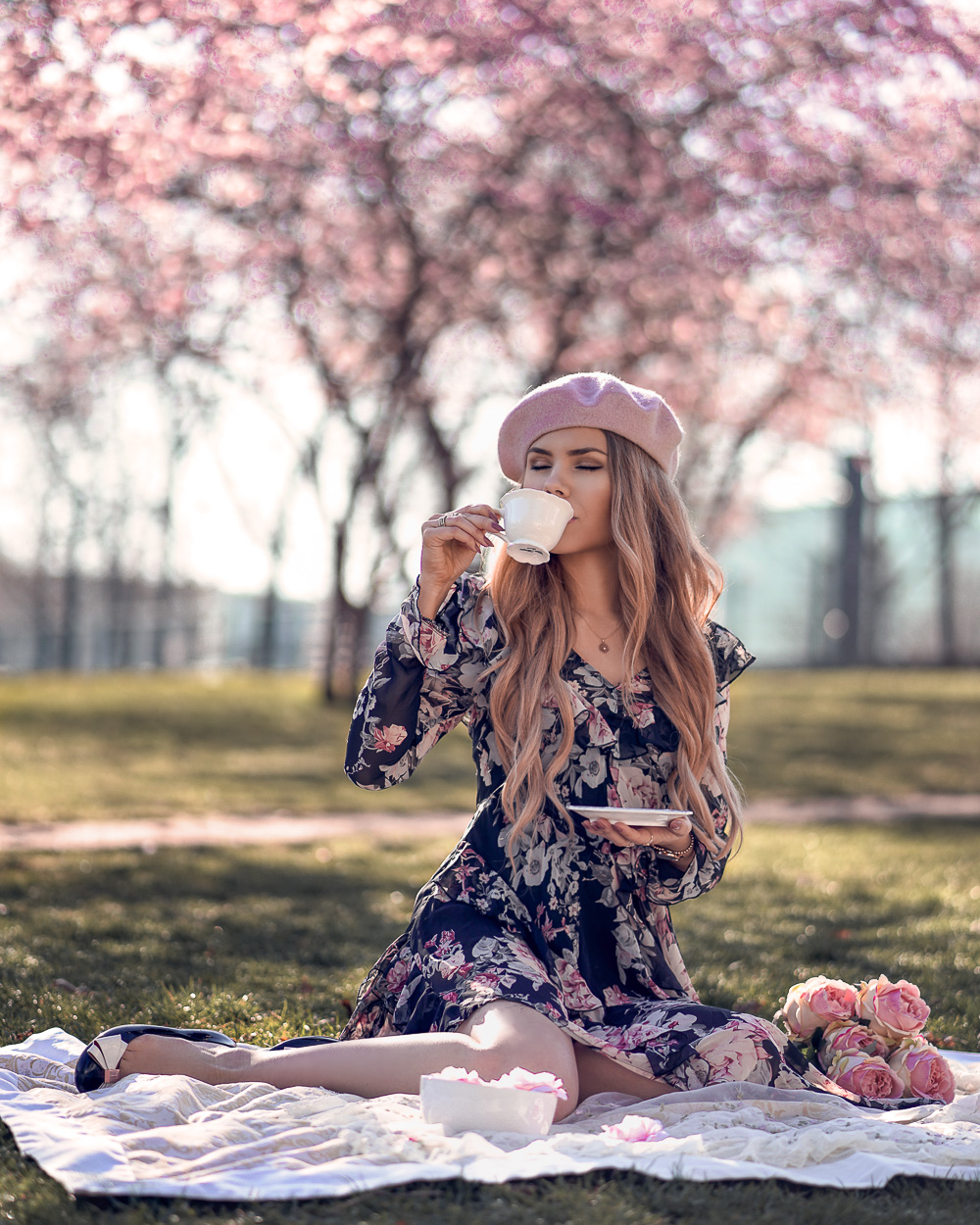 Instagram Blogger München-Blumenkleid asymmetrisch mi Baskenmütze - Picknick unter den Kirschblütenbäumen