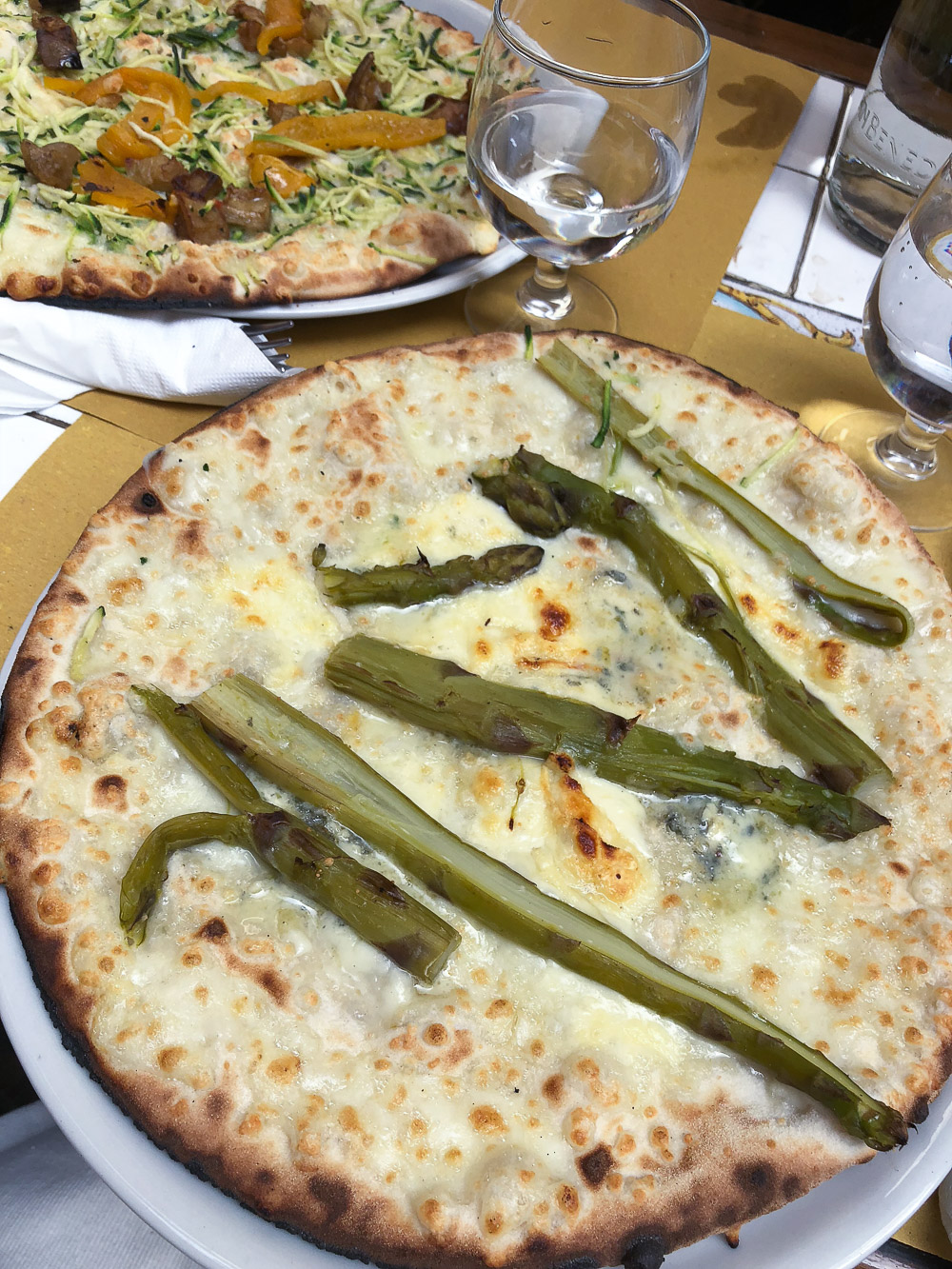 Pizzeria Carretto - Spargel Pizza Gorgonzola Käse