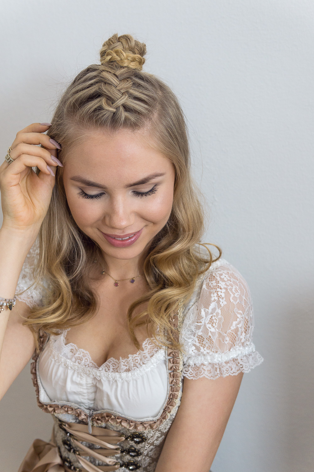 Dirndl Frisuren Fur Mittellange Haare Mit Anleitung Therubinrose