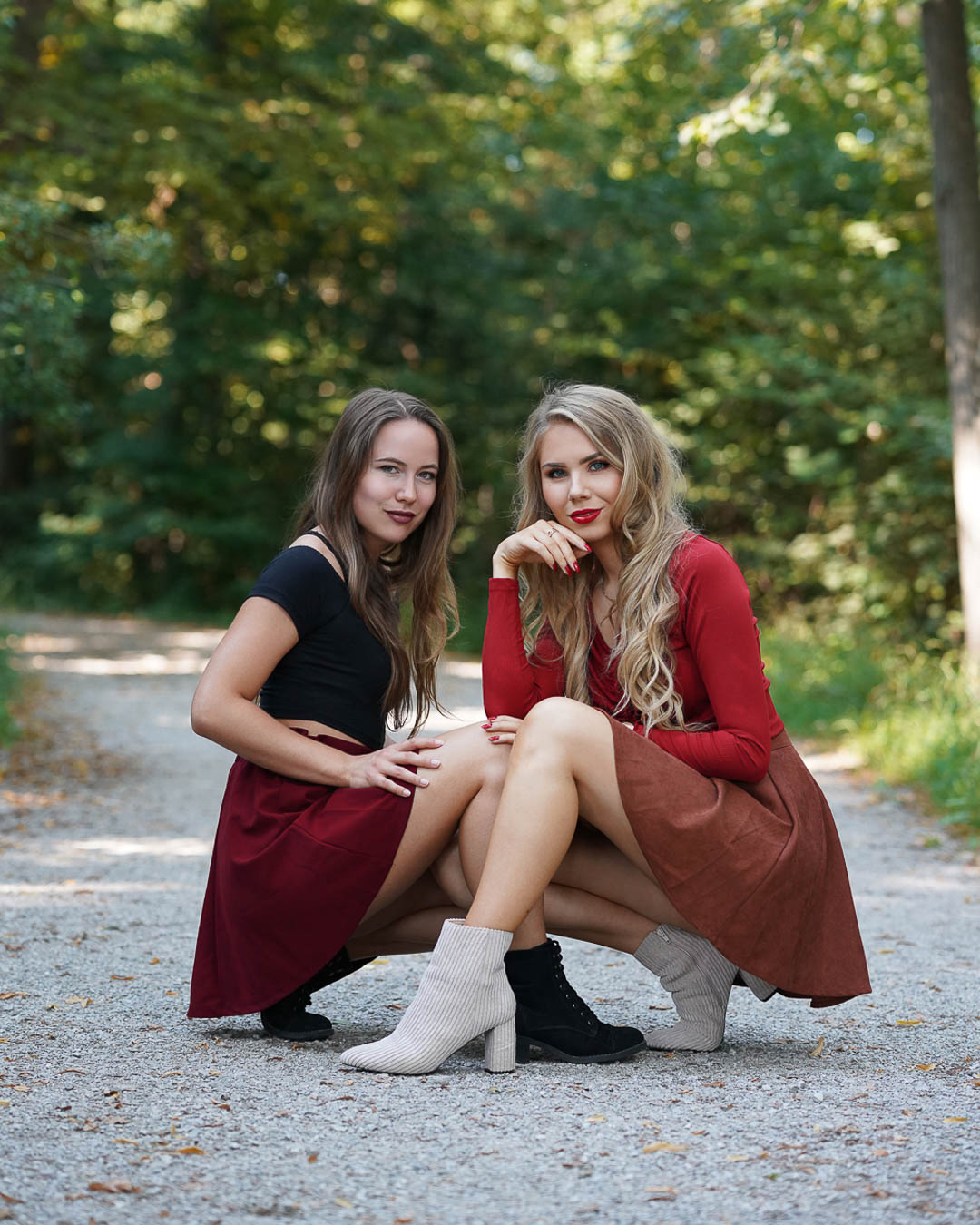 Herbstliche Freundschaftsbilder im Wald ohne Filter